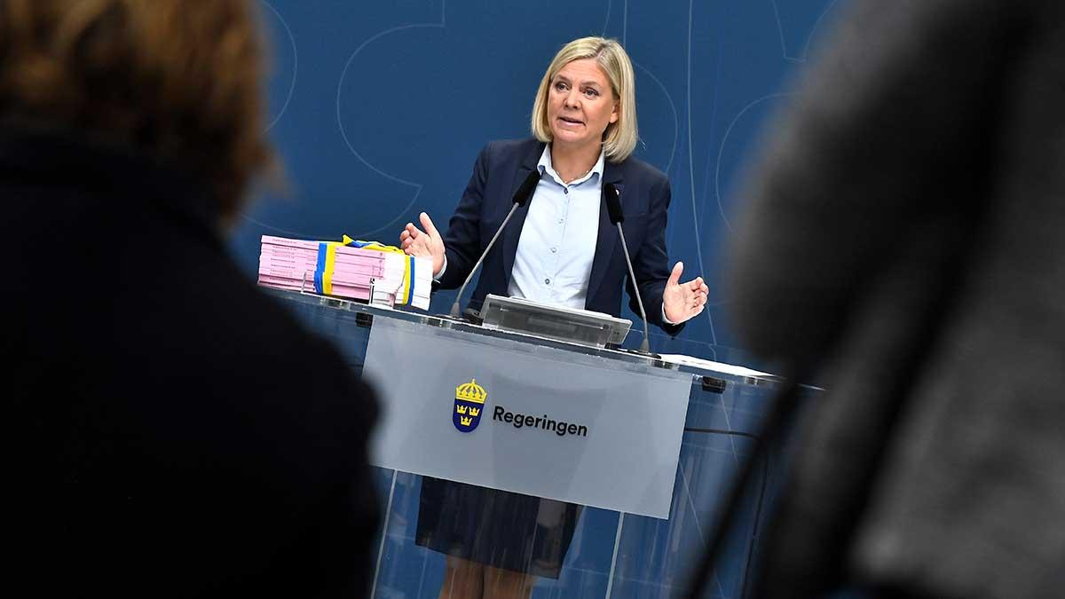 Finansminister Magdalena Andersson (S) deklarerar att den förhöjda a-kassan förlängs i två år. (Foto: TT)
