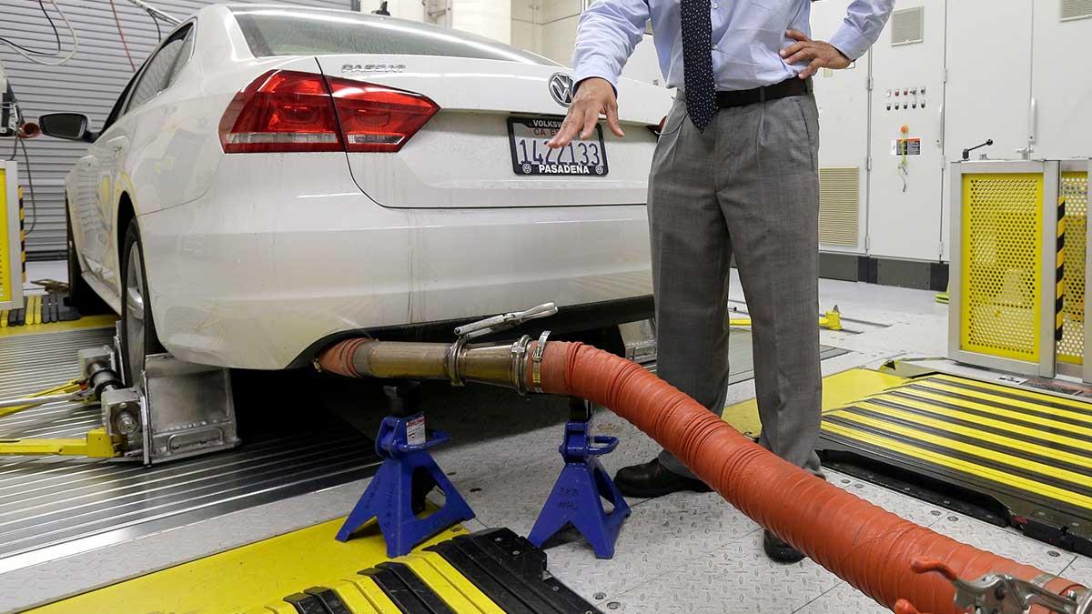 Ungefär 40.000 bilar i Sverige dras fortfarande med manipulerade utsläpp av kväveoxider efter skandalavslöjandet om tyska Volkswagens utsläppsfusk. (Foto: TT)