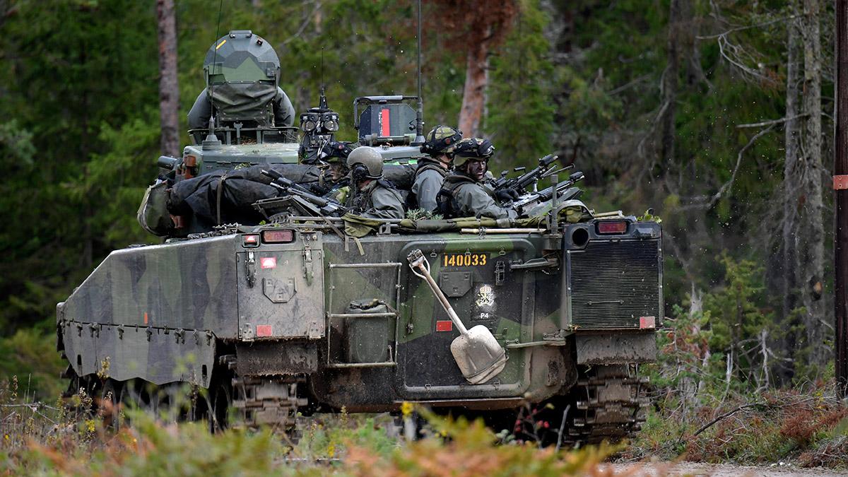 En banksskatt på 5 miljarder kronor ska vara med och finansiera det svenska försvaret. (Foto: TT)