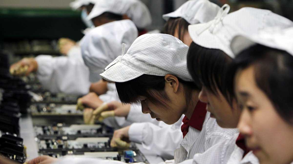 Bilden är tagen vid ett tidigare tillfälle vid en fabrik hos Apples underlevarantör Foxconn i Kina. (Foto: TT)
