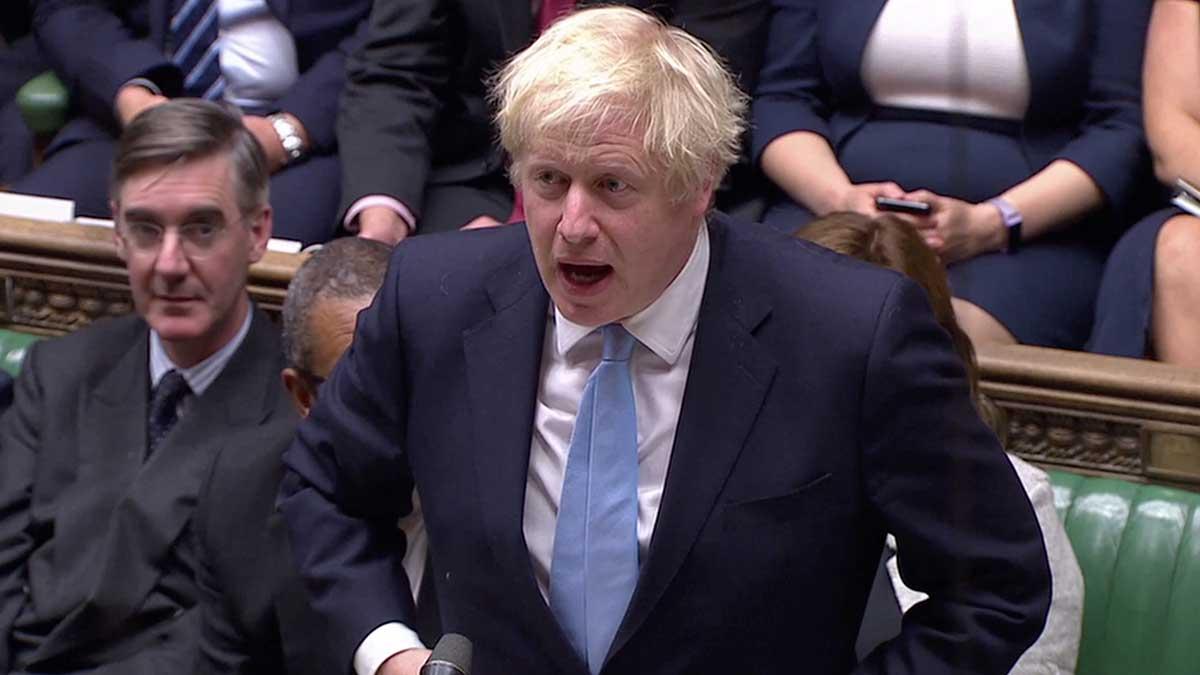 Storbritanniens premiärminister uppges ha åkt på sex nederlag på bara sju dagar. På måndagskvällen fick Boris Johnson inte igenom sin begäran om nyval. (Foto: TT)