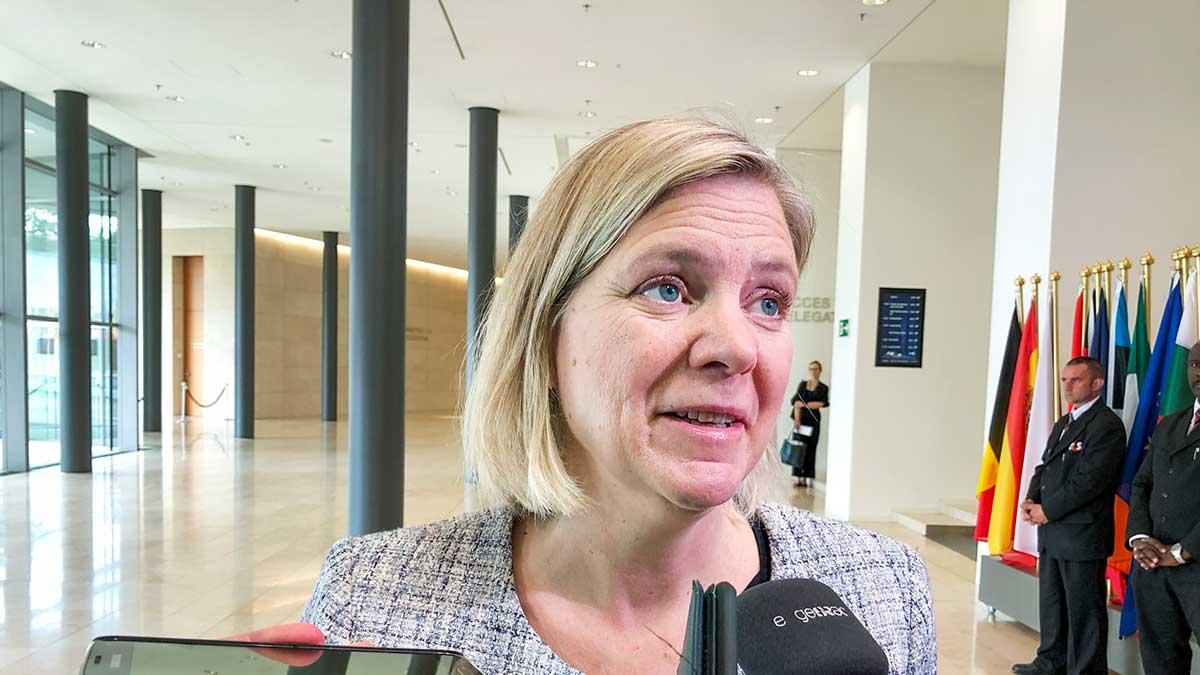 Finansminister Magdalena Anderssons bankskatt på 5 miljarder kronor är "en rallarsving i luften", anser Di:s skribent. (Foto: TT)