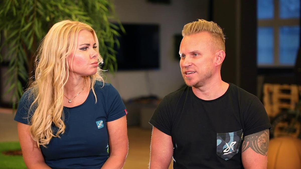 Pernilla och Niclas Nyrensten, entreprenörsduo från Borås, spränger 300-miljonersvallen i omsättning. (Foto: Skärmdump från Revolutionrace)