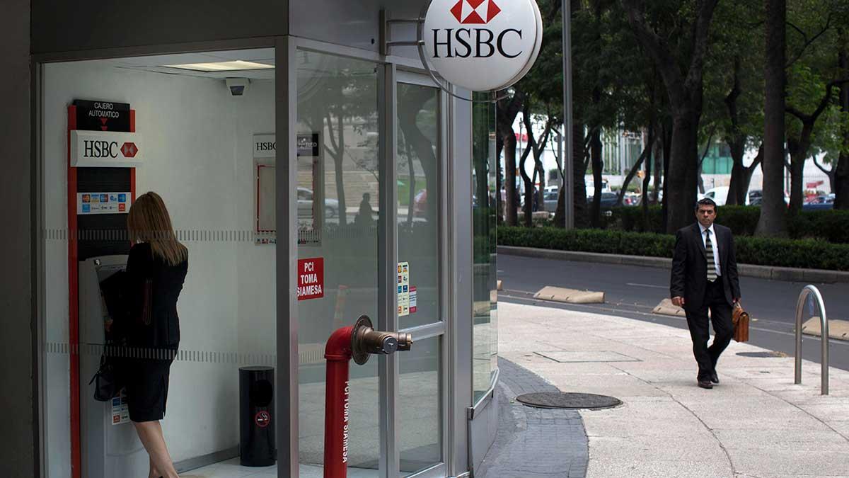 Den brittiska storbanken HSBC ska genomföra omfattande nedskärningar som kan drabba upp emot 10.000 jobb, enligt FT. (Foto: TT)