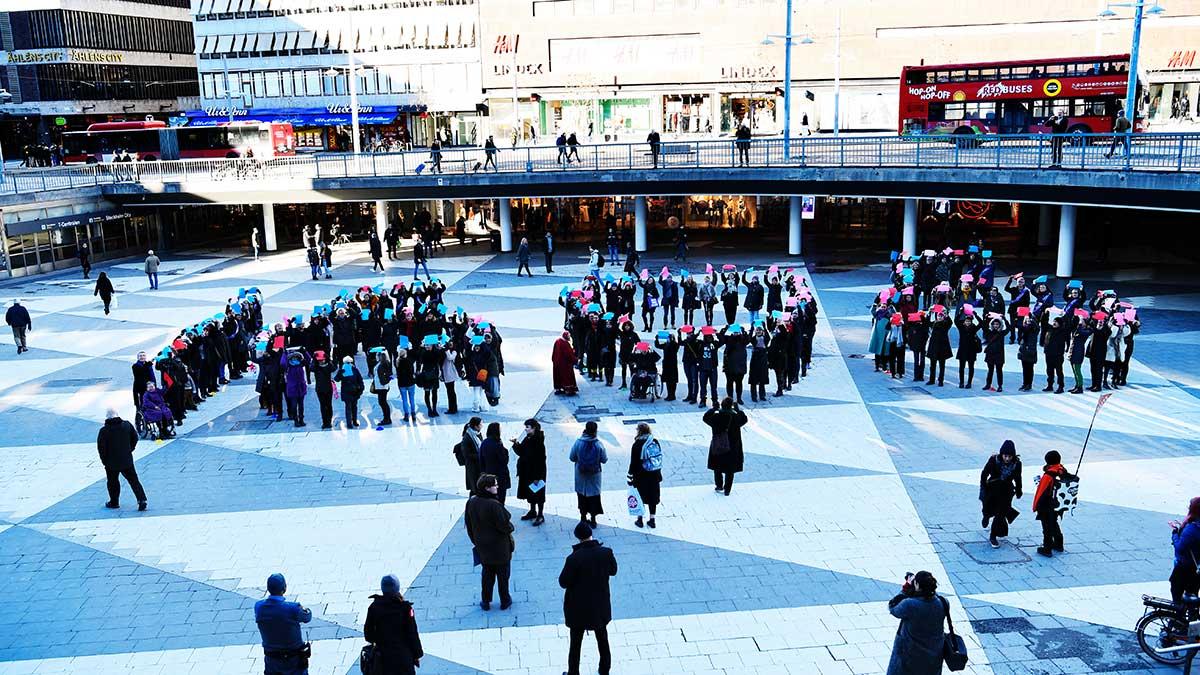 På bilden, som togs vid ett tidigare tillfälle i år, pågår en manifestation på Sergels torg i Stockholm för jämställda löner i arbetslivet. (Foto: TT)