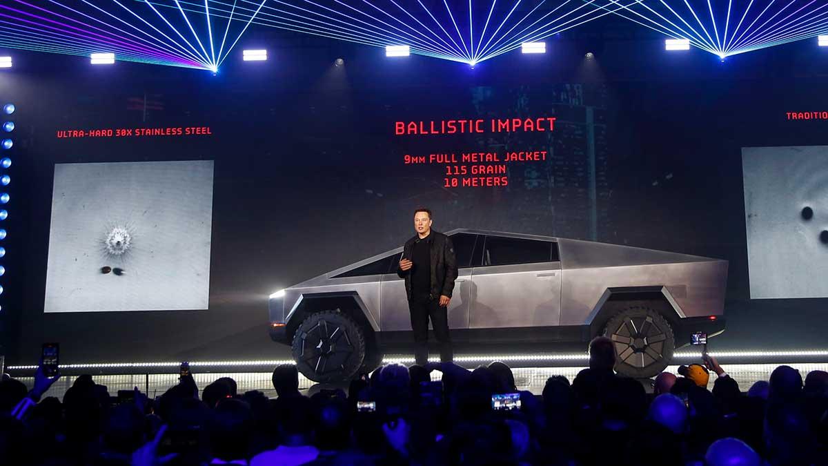 Här visar Teslas vd Elon Musk upp bolagets första eldrivna pickup, även känd som Cybertruck. (Foto: TT)