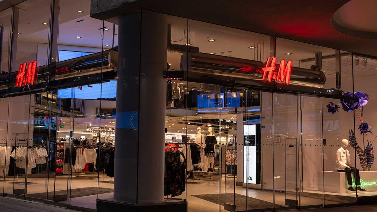Klädjätten H&M har fortfarande omkring 1 050 butiker temporärt stängda världen över. (Foto: TT)
