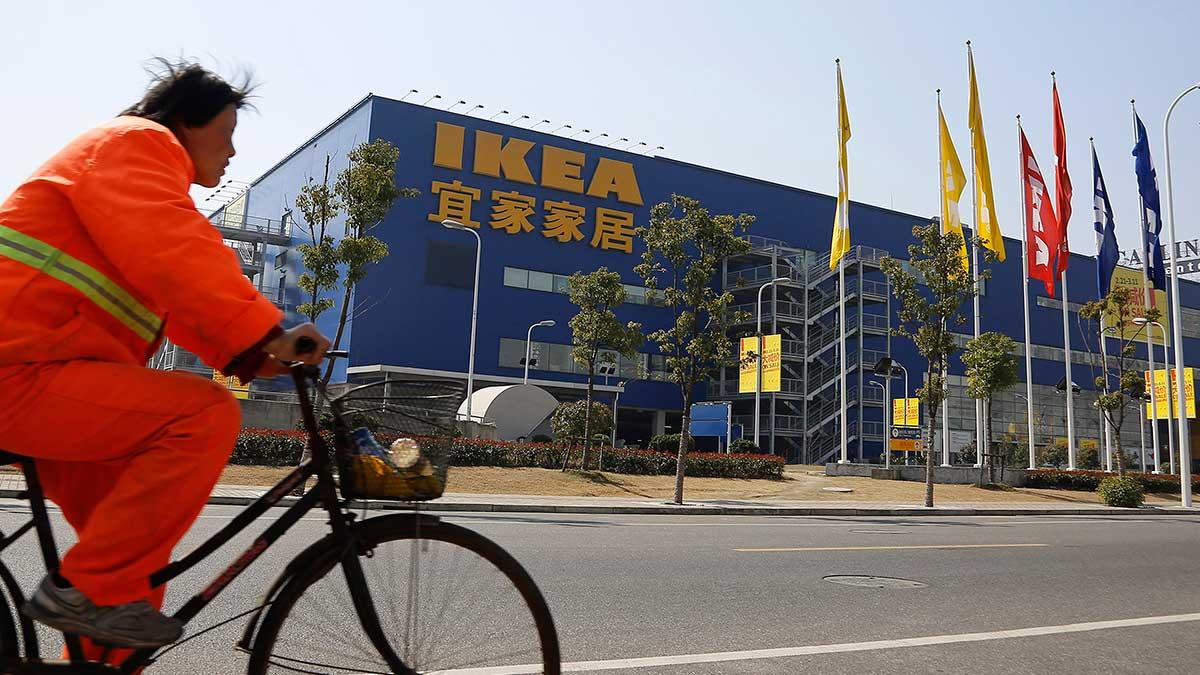 ikea och H&M anklagas för att ha underleveratörer i Kina som bryter mot de mänskliga rättigheterna genom tvångsarbete. Bilden på Ikea-varihuset i Kina är taget i ett annat sammanhang. (Foto: TT)