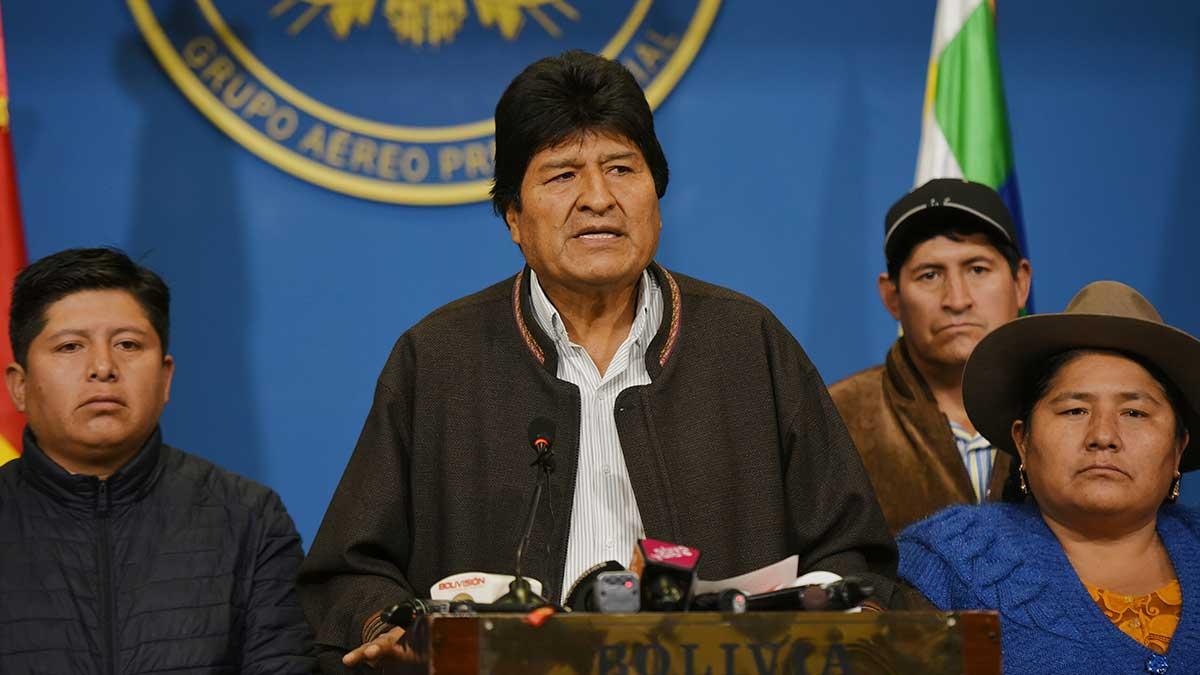 Evo Morales håller tal efter att ha tvingats bort från presidentposten i Bolivia. Nu finns en oro i landet för ett maktvakuum, rapporterar Ekot. (Foto: TT)