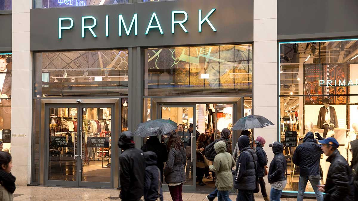 Lågpriskedjan Primark, som är konkurrent till H&M, har fått sitt varulager nedskrivet med 284 miljoner pund av moderbolaget Associated British Foods. (Foto: TT)