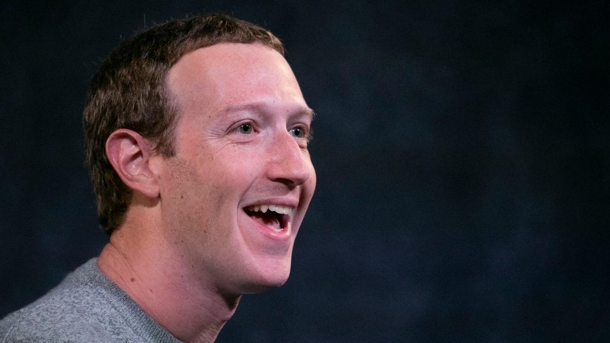 Facebookskaparen Mark Zuckerberg har anledning att se glad ut. (Foto: TT)