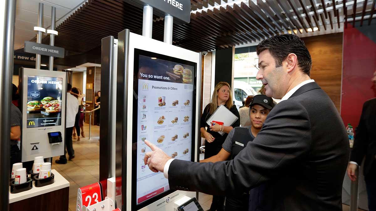 McDonalds högste chef, Steve Easterbrook (bilden), får sparken efter en förbjuden relation med en anställd. (Foto: TT)
