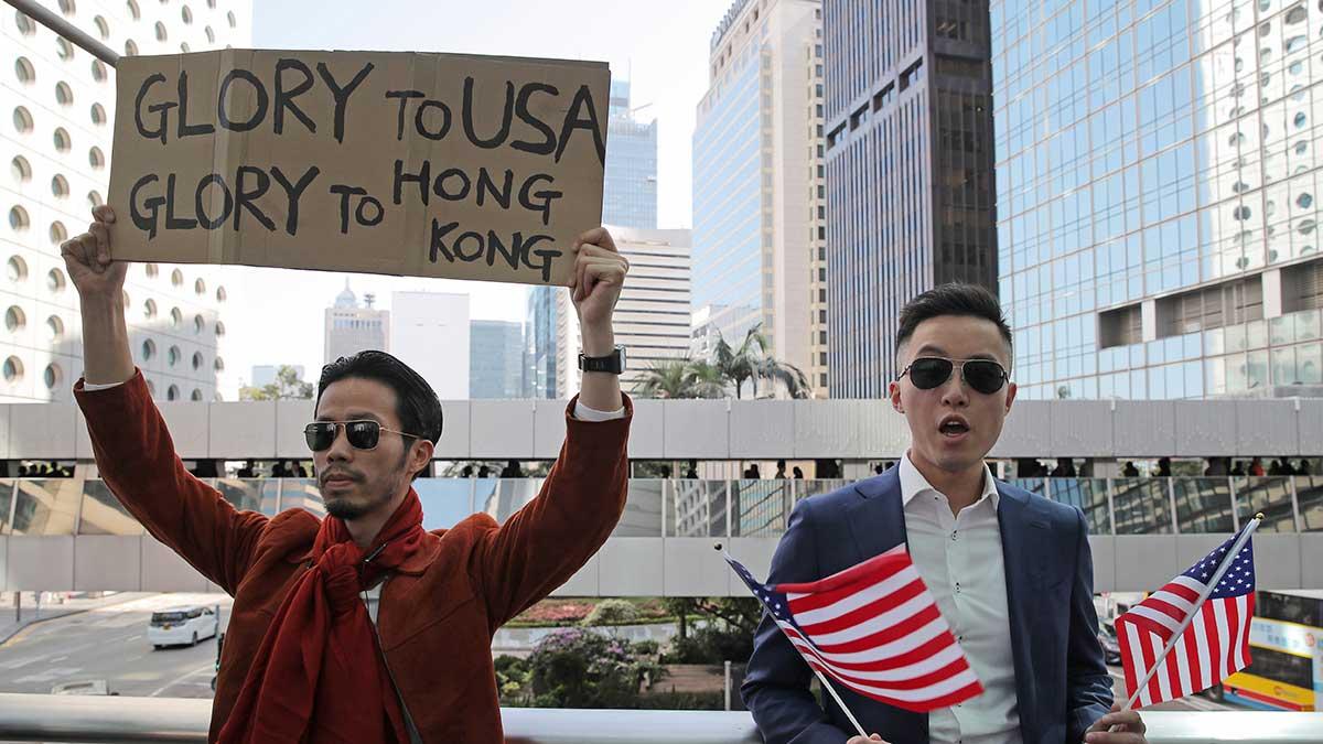 USA:s nya lag innebär att landet kan införa sanktioner om Hongkongs självständighet från Kina inte upprätthålls. Det får Kina att se rött och hota med repressalier. (Foto: TT)