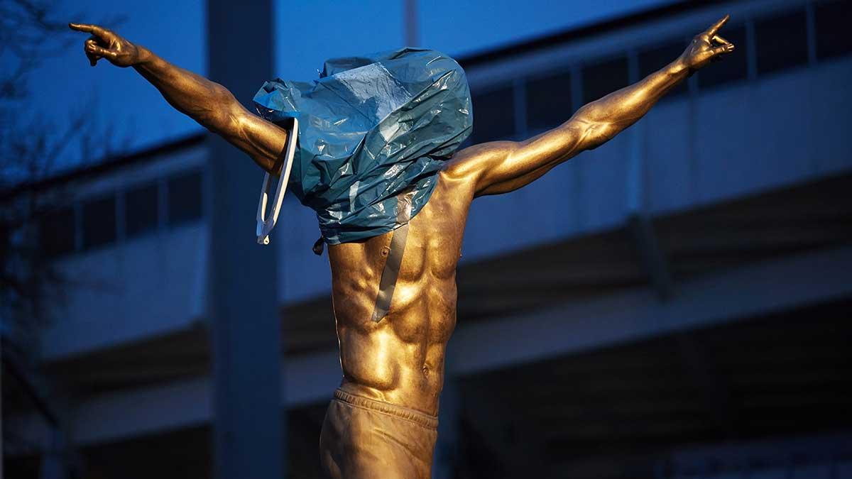 Zlatan-statyn i Malmö vandaliserades under gårdagskvällen efter nyheten om att stadens stolthet blir delägare i Hammarby. (Foto: TT)