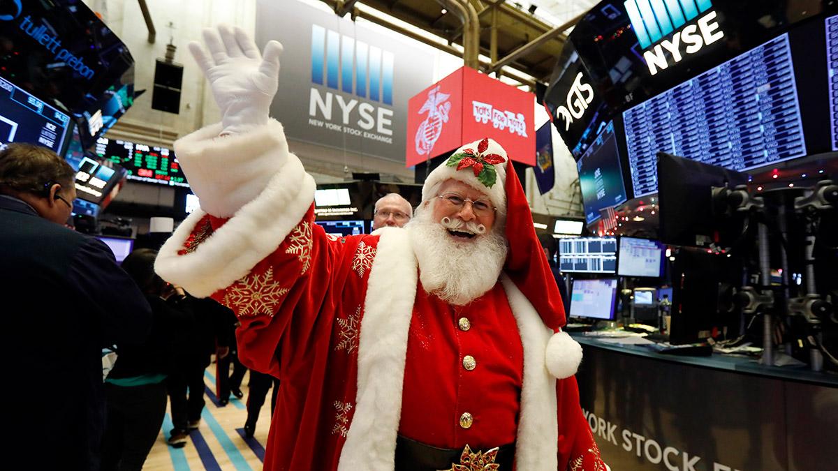 Ett par nya rekord noterades på Wall Street under annandagen. Det blev en god jul på aktiemarknaden i USA med andra ord, även om handeln var rätt så avslagen. (Foto: TT)