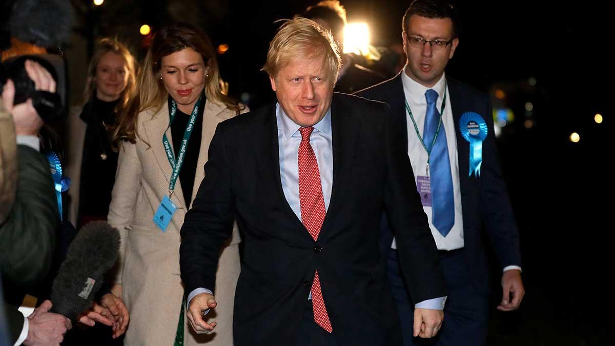 Storbritanniens konservativa Tories med premiärminister Boris Johnson får egen majoritet efter torsdagens parlamentsval. (Foto: TT)