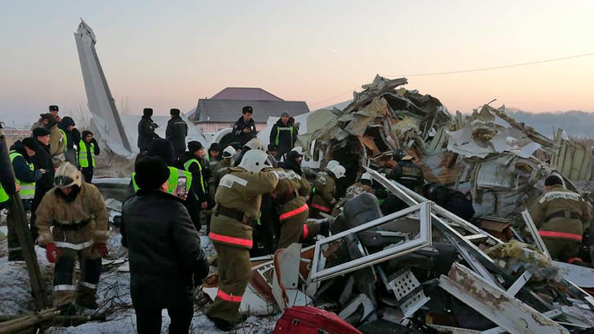 Passagerarplanet med 100 ombord hade precis lyft från flygplatsen i Kazakstan när det kraschade in i ett tvåvåningshus. (Foto: TT)