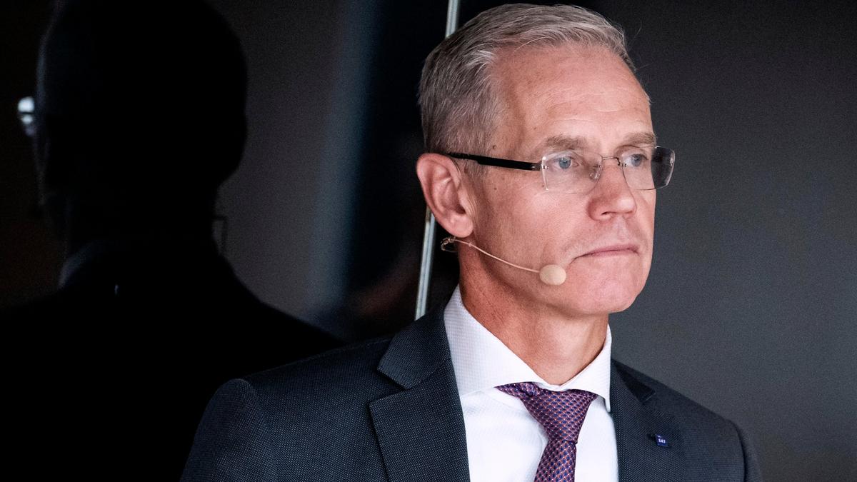 SAS med vd Rickard Gustafson har sålt resor för 6,8 miljarder norska kronor som inte kan genomföras. Nu ska notan till drabbade passagerare betalas. (Foto: TT)