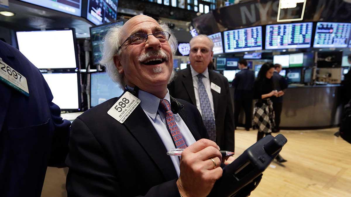 En av aktierna på 10-i-topplistan bedöms ha en uppsida på 77 procent. Bilden är från NY-börsen. (Foto: TT)