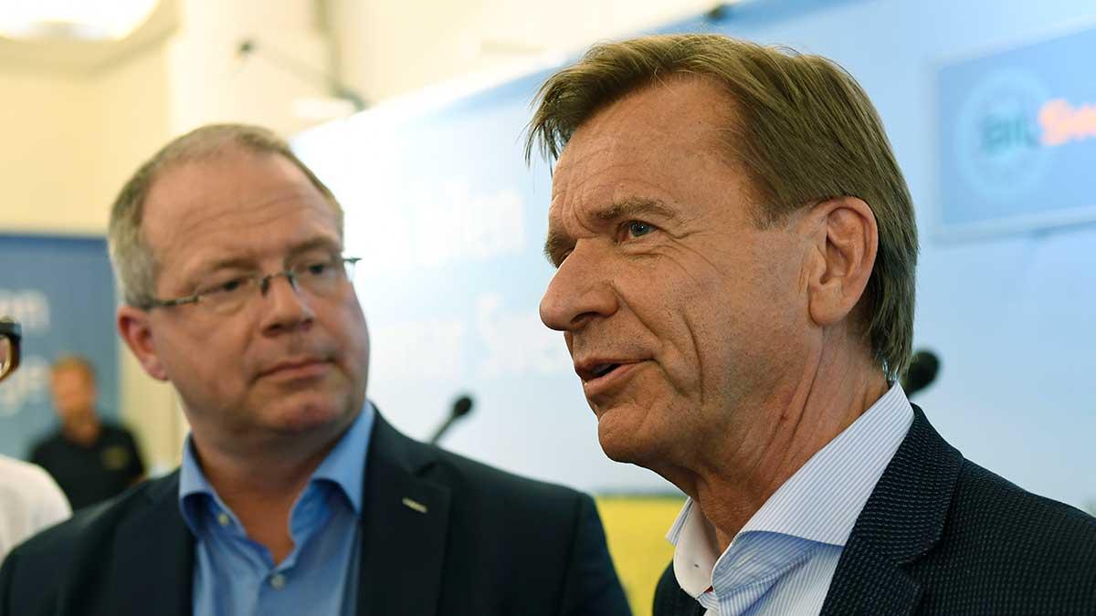 Göteborg uppges ha förlorat 45 miljoner kronor i extra kommunalskatt på att Volvocheferna Martin Lundstedt (t v i bild) och Håkan Samuelsson valt bort att bo och skriva sig i Göteborg för Stockholm. (Foto: TT)