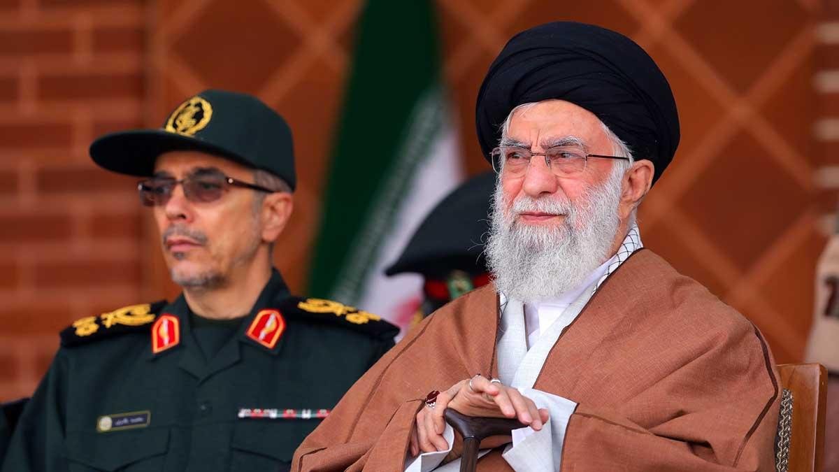 Irans högste ledare, ayatolla Ali Khamenei, varnar USA för hämndaktioner efter nattens raketattack i Bagdad i Irak där bland andra en iransk toppgeneral dödades. (Foto: TT)