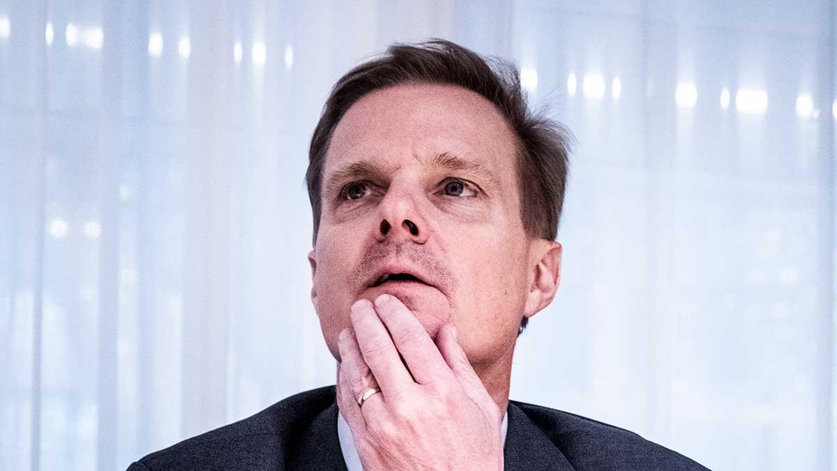 Swedbanks vd Jens Henriksson har mycket att fundera över just nu. Förtroendet för banken är rejält naggat i kanten till följd av penningstvättshärvan och bolånekunderna flyr. (Foto: TT)