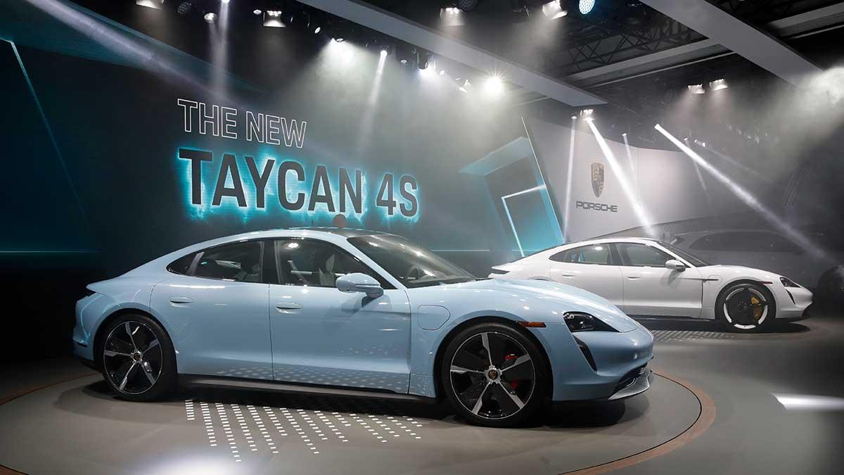 Porsche fortsätter sikta högt och utmanar Tesla med elbilen Taycan. (Foto: TT)