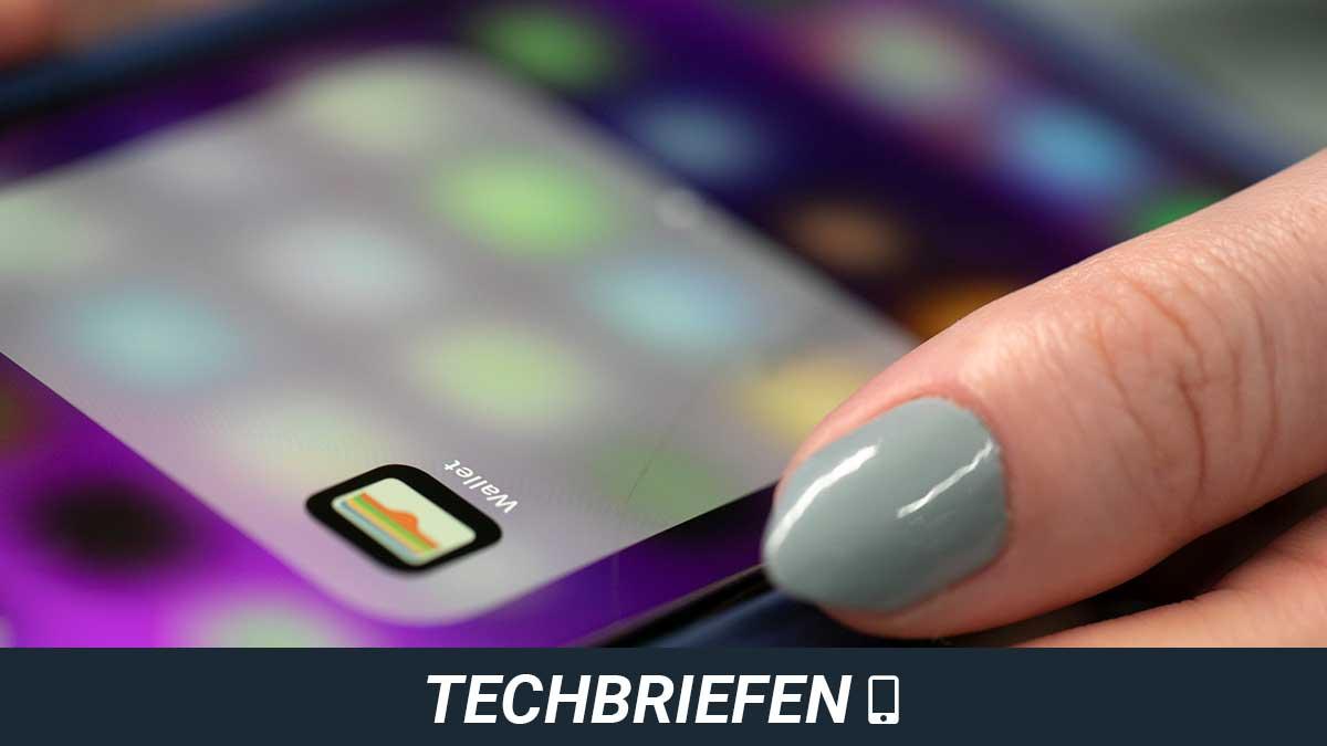 Teknikjätten Apple väntas dra igång produktionen av en billigare Iphone-modell i februari för att kunna visa upp telefonen i mars. (Foto: TT / montage)