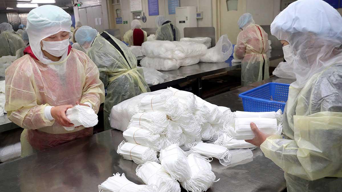 Antalet bekräftade smittade med coronaviruset i Kina är nu över 2 700 och dödssiffran har stigit till 81 personer. (Foto: TT)