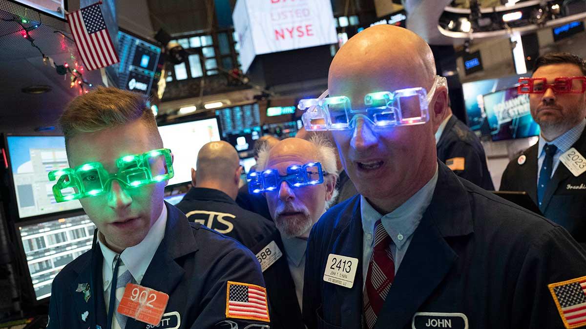 Det var feststämning med partyglasögon på Wall Street på nyårsafton. (Foto: TT)