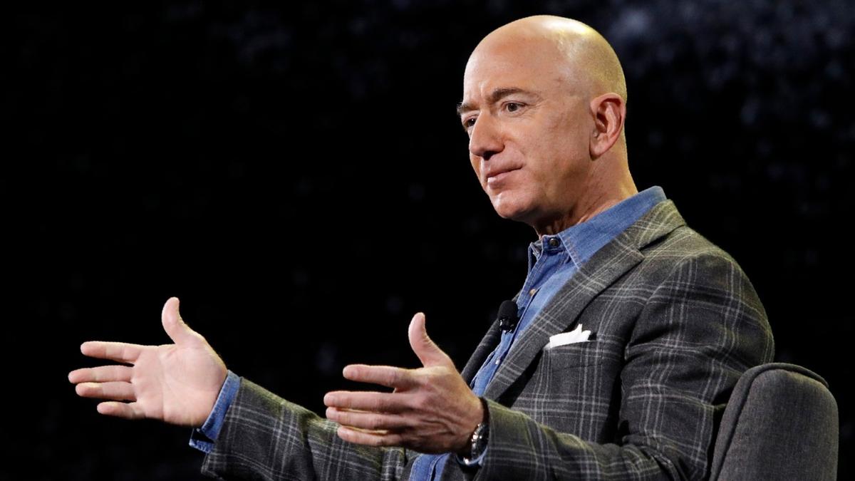 Amazons vd Jeff Bezos har under veckan sålt aktier i det egna bolaget till ett värde av tre miljarder dollar. (Foto: TT)