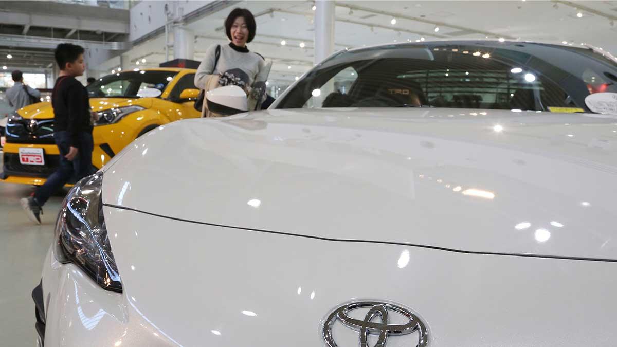 Japanska biljätten Toyota siktar på en försäljning på 500.000 elbilar år 2025, erfar Nikkei. (Foto: TT)