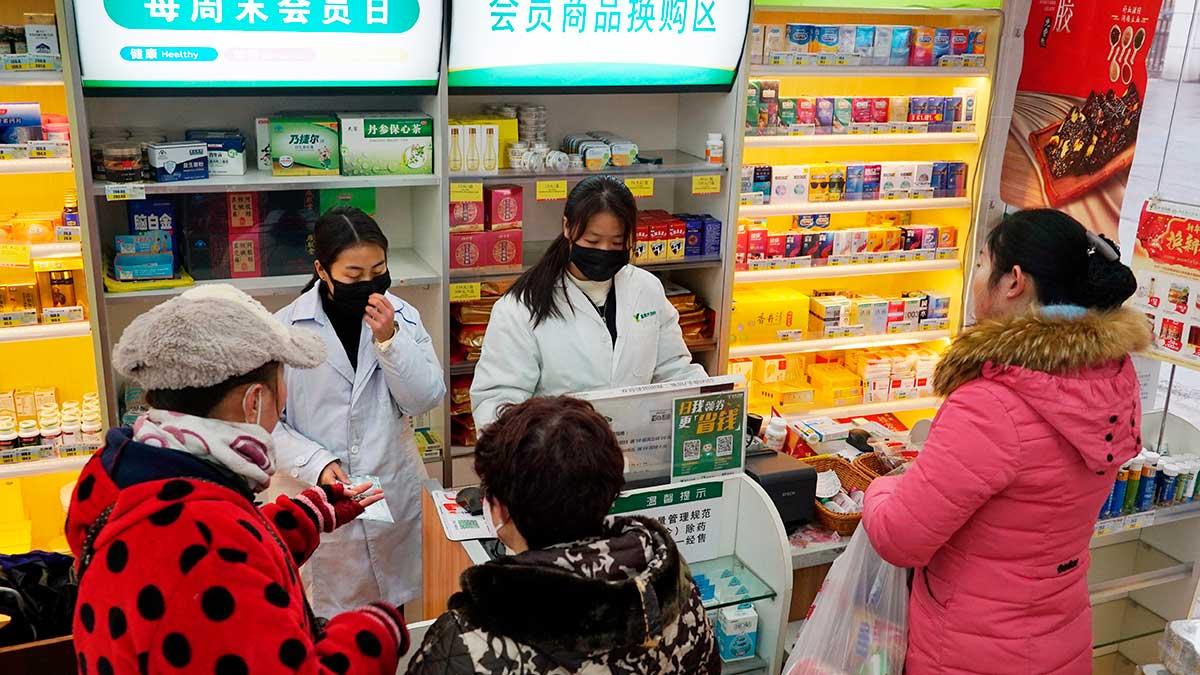 Virusutbrottet i Kina eskalerar och sätter nu avtryck på aktiemarknaden i landet. Chefsekonom varnar för att panik kan bryta ut. (Foto: TT)