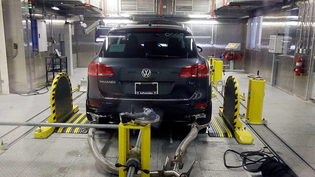 Volkswagen betalar ut knappt 8,8 miljarder kronor till bilägare i Tyskland som drabbats av utsläppsfusket. Men i Sverige får bilägarna inte ett öre i kompensation. (Foto: TT)