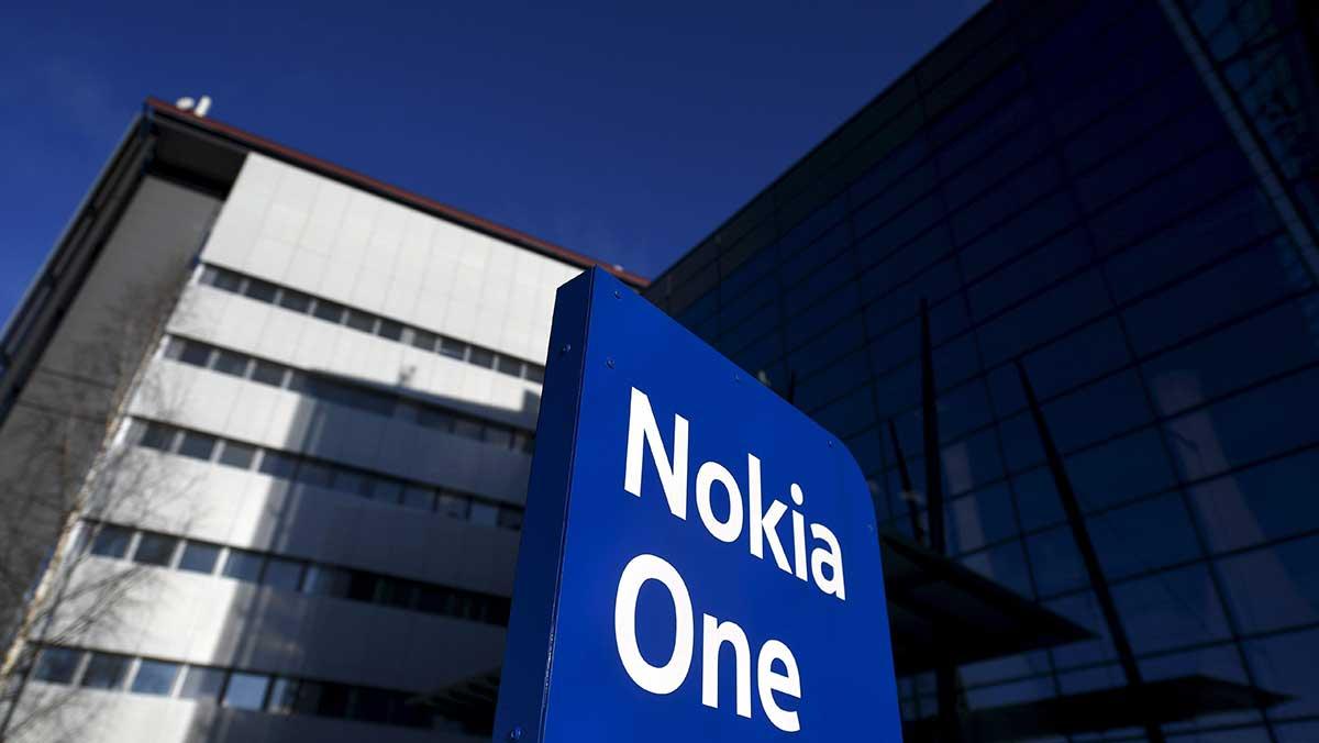 Analytiker bedömer att det är osannolikt med en fusion mellan telekombolagen Nokia och Ericsson efter att Bloomberg News rapporterat att Nokia bland annat tittar på samgående. (Foto: TT)