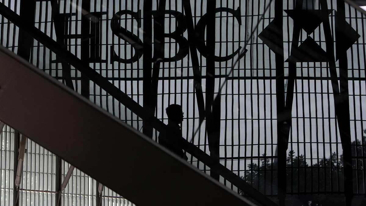 HSBC genomför ett större besparingsprogram som innebär att totalt 35.000 personer får lämna banken, rapporterar Sky News. (Foto: TT)