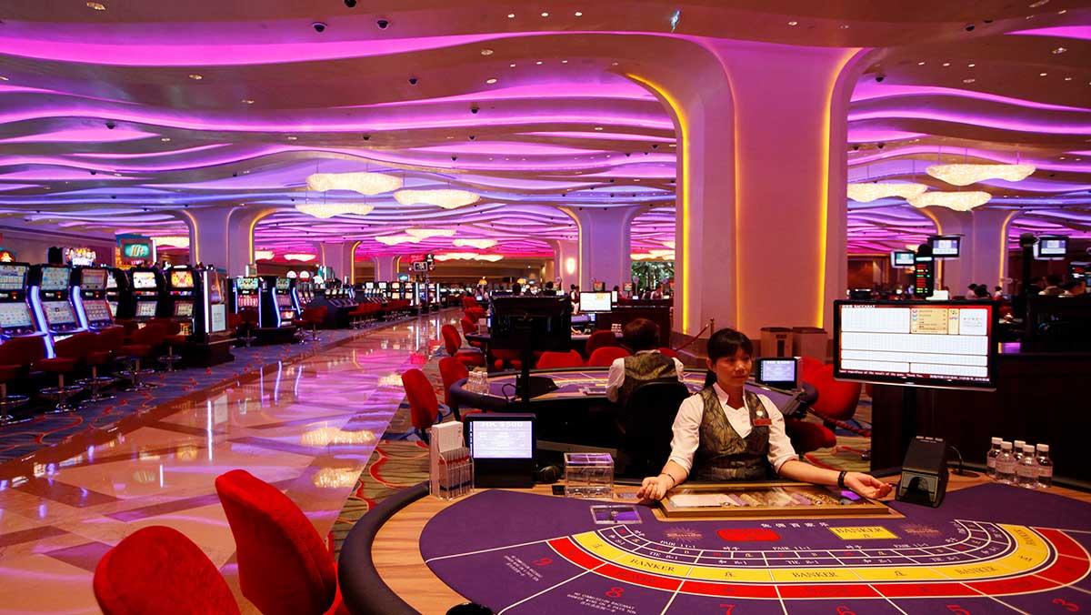 Myndigheterna i den kinesiska spelmetropolen Macao uppmanar kasinooperatörerna att stänga ned sina verksamheter under två veckor på grund av coronaviruset. (Foto: TT)
