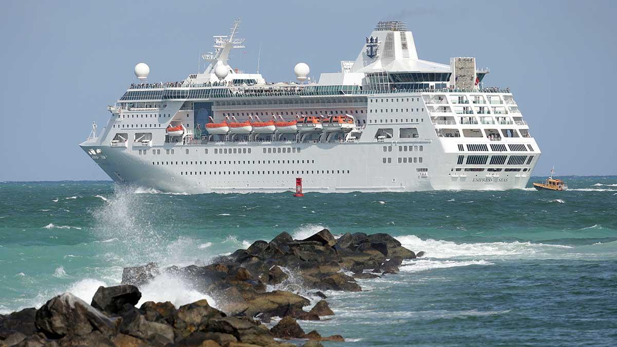 Kryssningsjätten Royal Caribbean Cruises varnar för att fler resor kan behöva ställas in på grund av coronaviruset. (Foto: TT)