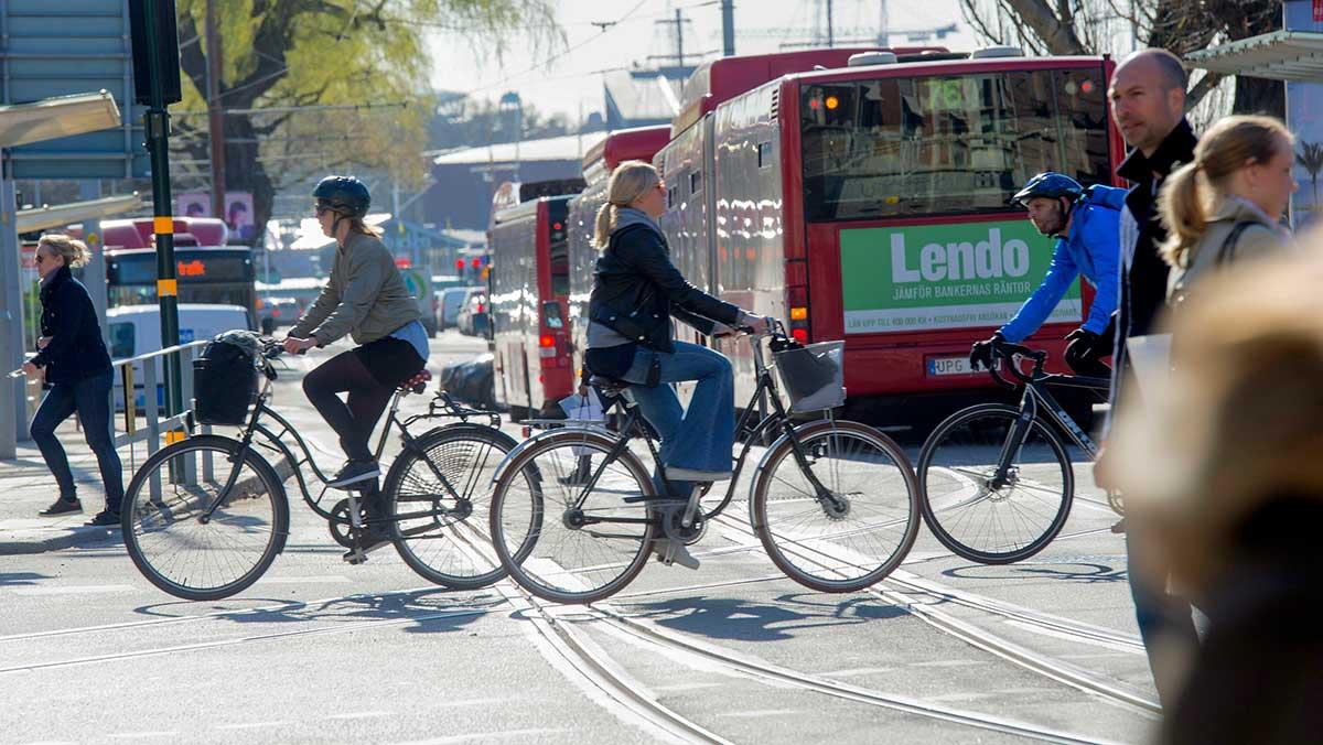 Koncentrationen av kvävedioxid var nästan sex gånger högre hos cykel- och gångpendlare än snittet i Stockholm stad, visar undersökningen. (Foto: TT)
