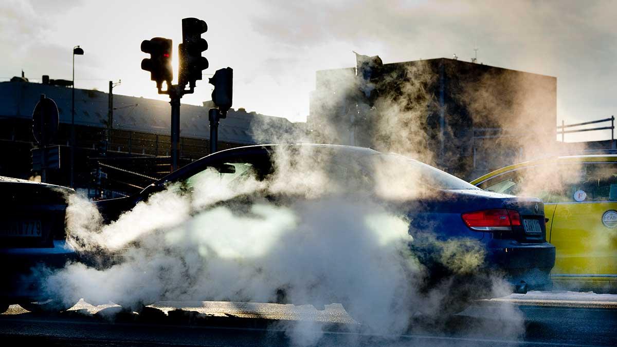 Bilavgaser och andra luftföroreningar för med sig kraftigt förhöjda risker att drabbas av psykisk ohälsa, enligt studier. (Foto: TT)