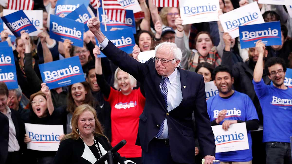 Bernie Sanders, 78, tog hem segern i natt i Demokraternas primärval i den viktiga delstaten New Hampshire. (Foto: TT)
