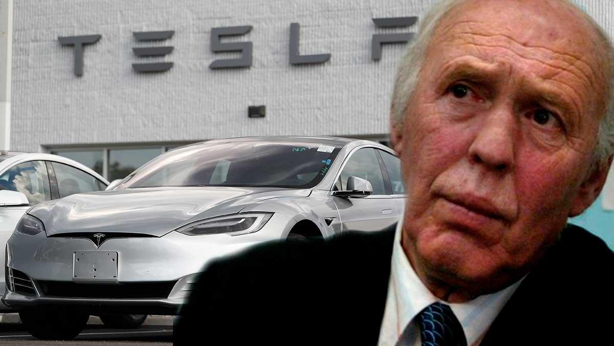 Jim Simons, här på en bild från 2004 (obs, montage), är grundaren bakom hedgefonden som nu kan glädjas åt Teslas enorma kursrusning i år. Hedgefonden tankade aktier i elbilsjätten före kursrallyt. (Foto: TT / montage)