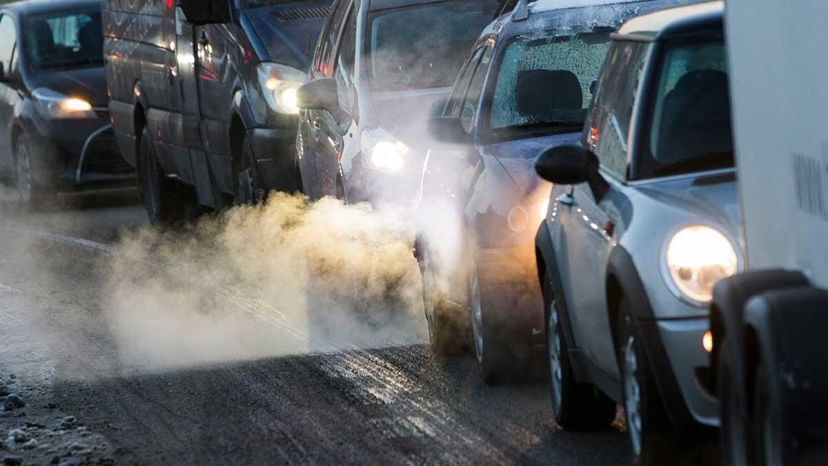 "Utsläppen från nya fossildrivna bilar ökar när de borde minska och det är en bekymmersam utveckling", konstaterar Trafikverket. (Foto: TT)