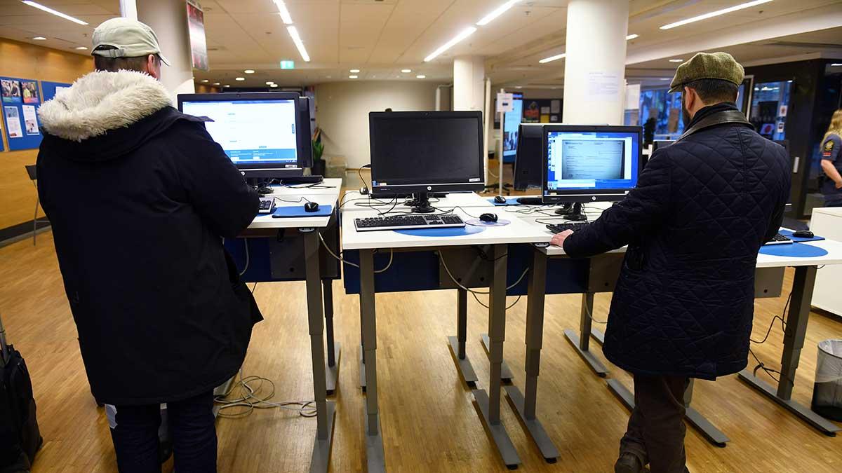 Jämfört med samma tid föregående år har den öppna arbetslösheten i Sverige nu fördubblats, siffrorna har snabbt skjutit i höjden (se artikel) i virusutbrottets spår. (Foto: TT)