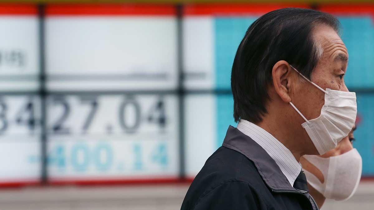 Coronaviruset fortsätter orsaka volatilitet på aktiemarknaderna. Nikkei i Japan rasade med hela 4,7 procent i börsstarten på fredagen. (Foto: TT)