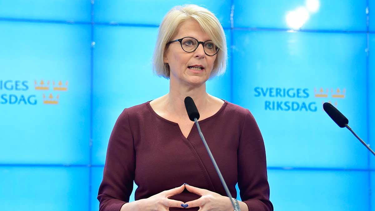 "Nu behöver staten komma med direkt stöd, hittills har vi mest pratat om lån", säger Moderaternas ekonomisk-politiska talesperson Elisabeth Svantesson. (Foto: TT)