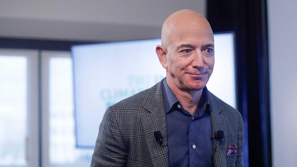 Amazon-rapporten krossar vinstförväntningarna och samtidigt meddelar grundaren Jeff Bezos att han slutar som vd för e-handelsjätten. (Foto: TT)