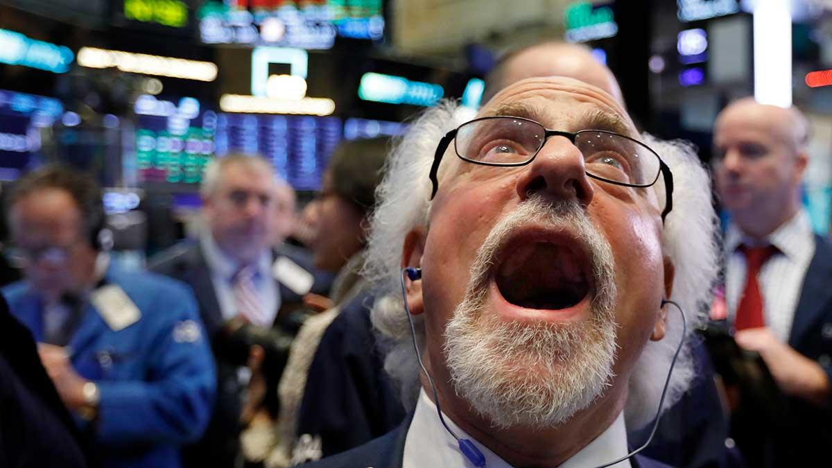 New York-börserna sjönk initialt på måndagen, men vände upp och stängde nära dagshögsta nivåer. Börserna återhämtade därmed en del av fredagens nedgång. (Foto: TT)