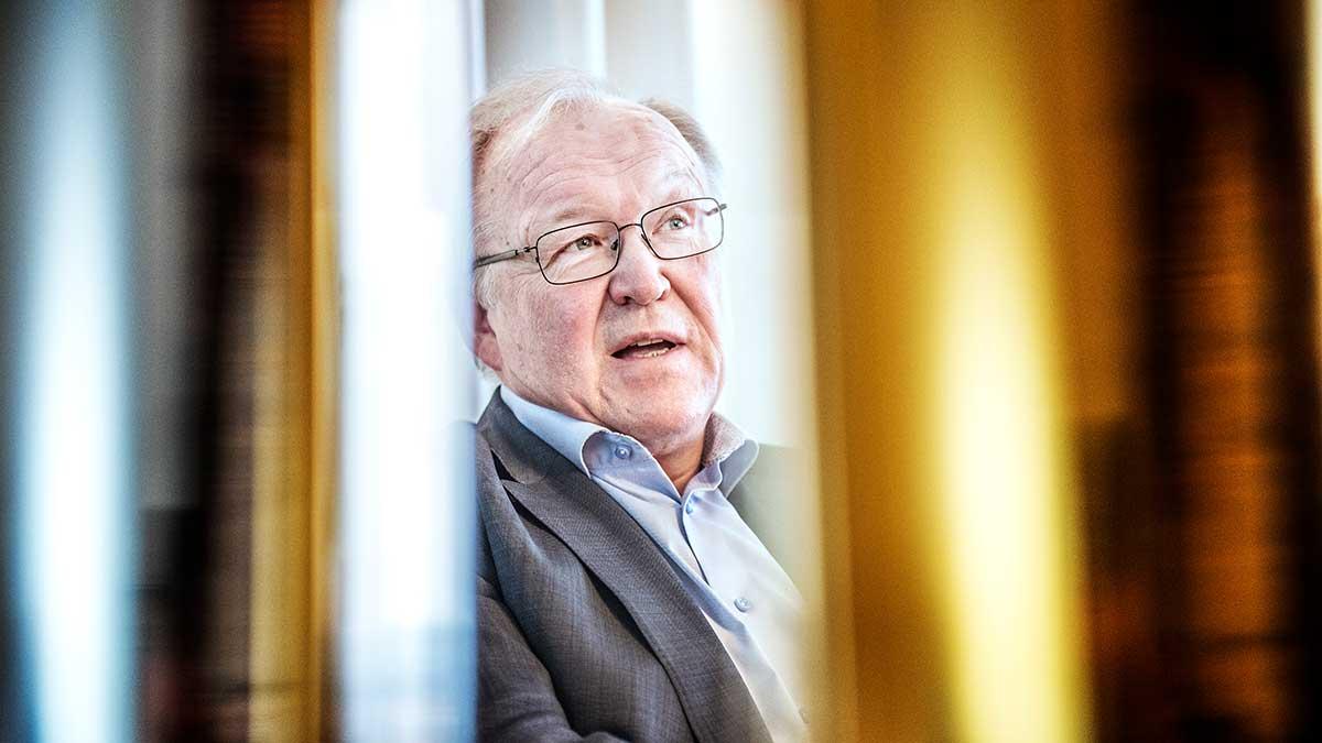 Göran Persson har valt frivillig husarrest på sin gård i Sörmland på grund av virusutbrottet. Han anser att storföretag kan ge sin aktieutdelning till småspararna för att stimulera ekonomin. (Foto: TT)