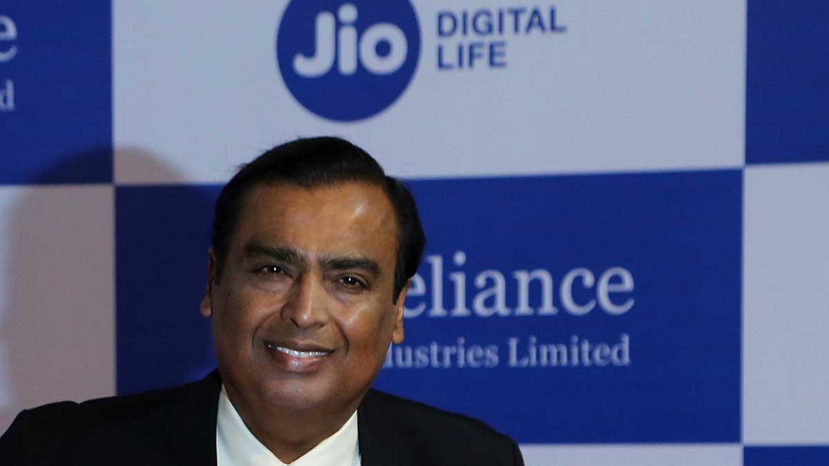 Facebook är i samtal om att köpa en andel i indiska konglomeratet Reliance Industries telekomenhet Jio, som kontrolleras av Indiens rikaste person, Mukesh Ambani (bilden), rapporterar Financial Times. (Foto: TT)